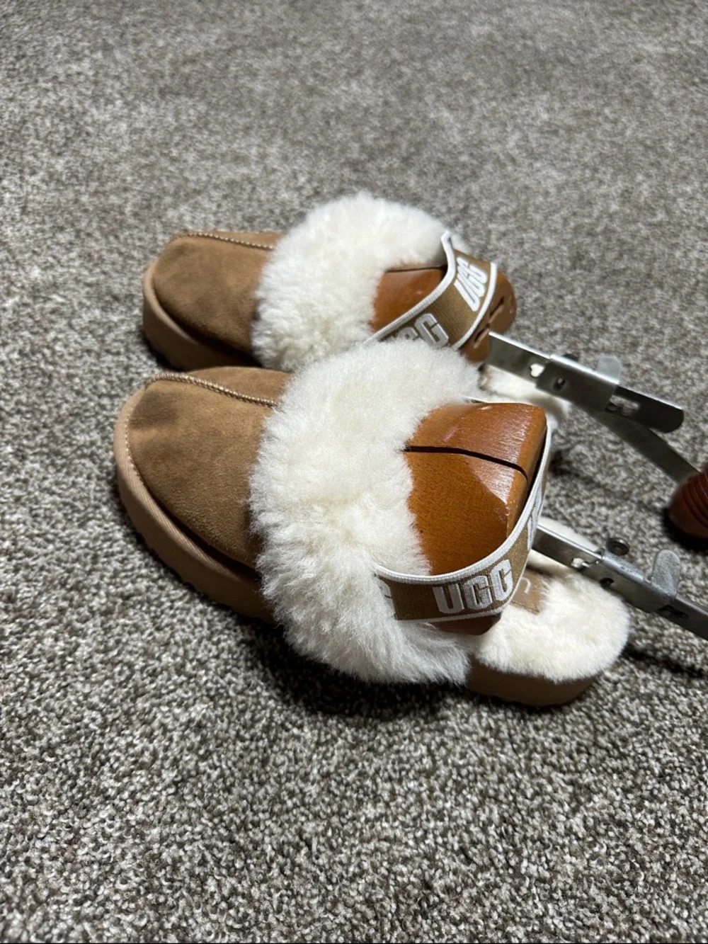 UGG girl’s Funkette slippers in chestnut size 1 - Picture 2 of 7